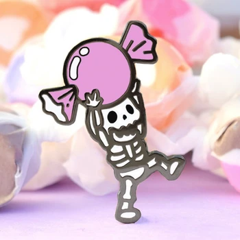 Spooky İskelet Şeker Sert Emaye Pin Komik Sevimli Hayalet Holding Candys Metal Broş Aksesuarları Karikatür Cadılar Bayramı Takı Hediye